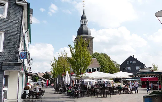 Immobilienstandort Radevormwald – Marktplatz mit historischer Kirche