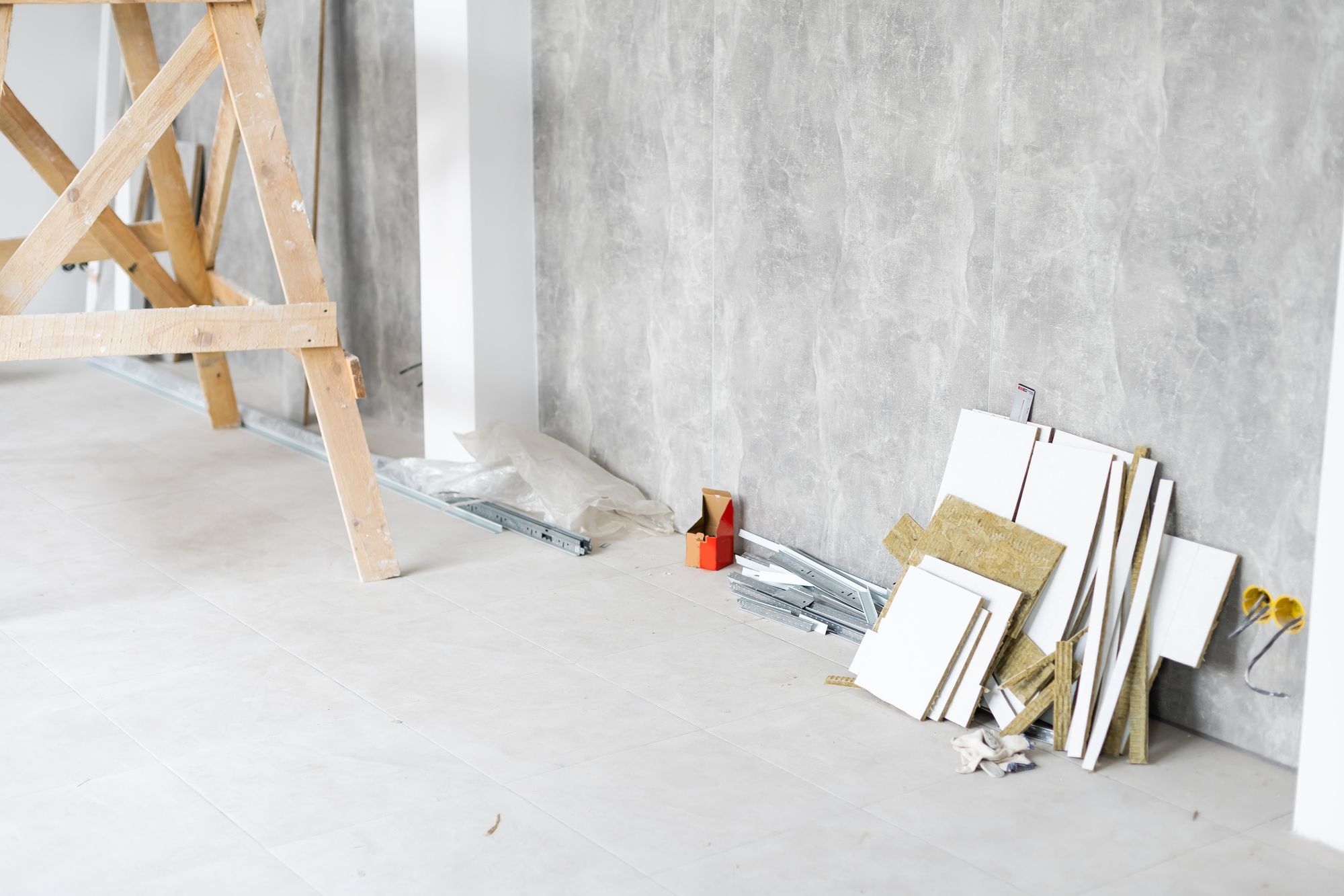 Handwerker bei Sanierungsarbeiten an einem Wohnhaus